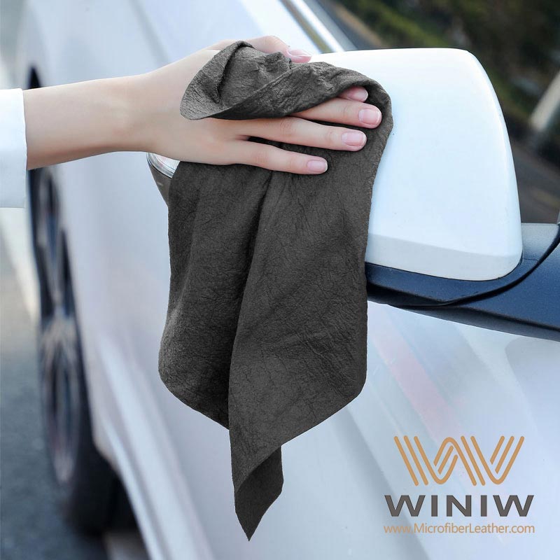 Wie reinigt man sein Auto am besten mit einem Fensterleder?